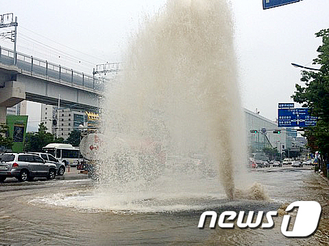 [사진]도로위로 치솟는 물줄기
