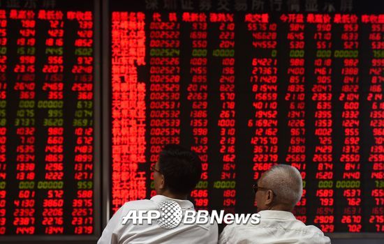 중국 베이징의 한 증권사 객장에서 투자자들이 주가 전광판을 바라보고 있다./AFPBBNews=뉴스1