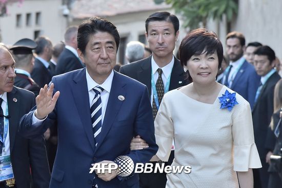 아베 신조 일본 총리와 부인 아키에 여사는 각각 가케학원, 모리모토 학원에 특혜를 제공한 의혹을 받고 있다./AFPBBNews=뉴스1