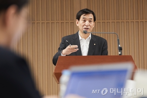 이주열 한국은행 총재가 22일 기자간담회에서 취재진의 질문에 답변하고 있다. /사진제공=한국은행