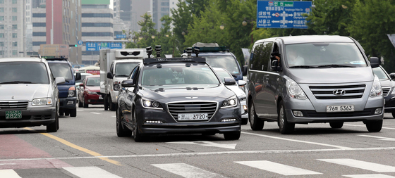 서울대 지능형자동차IT연구센터가 개발한 자율주행차 '스누버'가 22일 오후 서울 여의도 일대 도로에서 국내 최초로 일반도로를 주행했다./사진=뉴스1