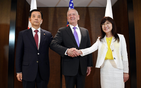  한민구 국방부 장관(왼쪽부터), 매티스 미 국방장관, 이나다 일본 방위상이 3일 싱가포르에서 아시아안보회의(샹그릴라 대화)에서 회담에 앞서 손을 맞잡고 있다./사진=국방부 제공