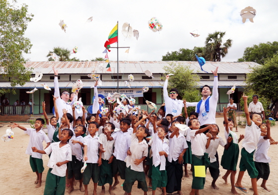 현대제철 미얀마 해외봉사단이 연을 날리며 현지 어린이들과 즐거운 한때를 보내고 있다/사진제공=현대제철