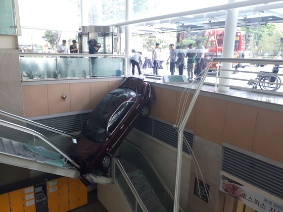 22일 오후 경기 고양시 일산서구 일산백병원에서 승용차가 건물로 돌진해 건물 안 지하로 추락했다. /사진제공=뉴스1