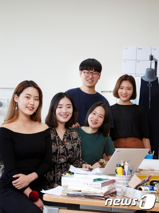 [사진]현대적 ‘태극기 패션’ 선보이는 건국대 'KU스튜디오' 학생들