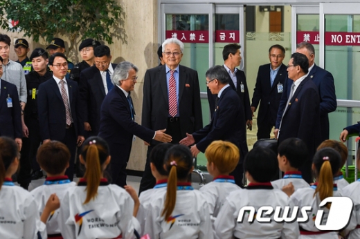 [사진]한국 땅 밟은 장웅 국제태권도연맹 명예 총재