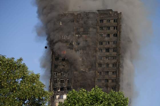 지난 14일(현지시간) 영국 런던에 있는 24층짜리 아파트 건물 그렌펠 타워에 화재가 발생해 최소 79명이 사망했다./사진=뉴스1