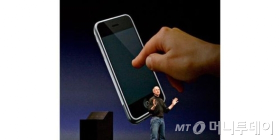 고 스티브 잡스 애플 최고경영자가 지난 2007년 1월 9일 미국 샌프란시스코에서 열린 맥월드에서 아이폰을 처음 소개하고 있는 모습. /AFPBBNews=뉴스1