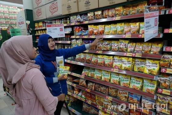 대상 인도네시아 법인 직원이 현지 소비자에게 마마수카 제품에 대해 설명하고 있다./사진=배영윤 기자
