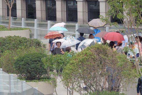 시민들이 우산을 쓰고 서울 중구 '서울로 7017'를 걷고 있다. /사진=뉴스1