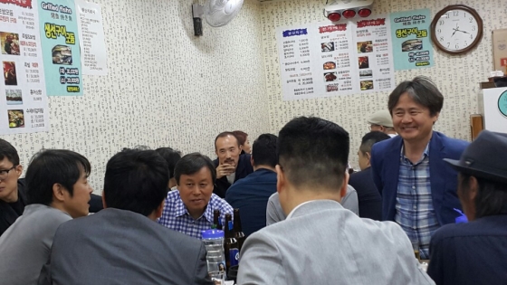 6월21일 서울 종로 한 식당에서 열렸던 영화계 인사들과 저녁식사 자리. 사진 왼쪽부터 네번째가 도종환 문화체육관광부 장관
