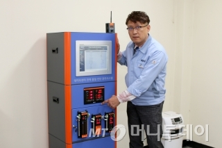 CEO Lee Bo-in introduces power quality meters and environmental surveillance sensors Photo by Song Ki-woo