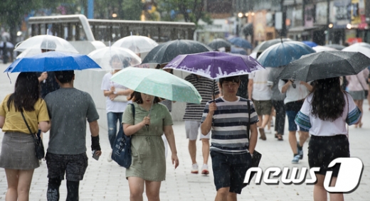 일요일인 2일 장마전선의 영향으로 전국이 대체로 흐리고 비가 오겠다. 2017.6.25/뉴스1 © News1 이승배 기자