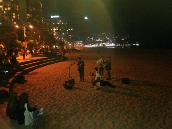 해변가에서 늦은 밤까지 공연하고 있는 부산 버스커들 /사진=포털 블로그