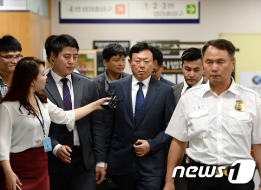 [사진]신동빈 회장 '박근혜 전 대통령과 법정에서 대면'