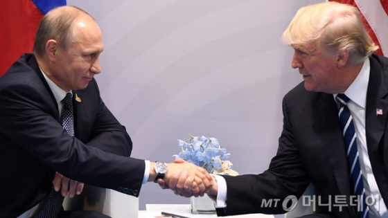 도널드 트럼프 미국 대통령과 블라디미르 푸틴 러시아 대통령이 7일(현지시간) 독일 함부르크에서 열린 주요 20개국(G20) 정상회의에서 별도로 첫 정상회담을 갖고 있다. /AFPBBNews=뉴스1