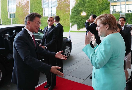  문재인 대통령이 5일 (현지시간) 독일 베를린 총리실 청사에 도착해 앙겔라 메르켈 독일 총리와 인사를 나누고 있다.(청와대) 2017.7.6/뉴스1