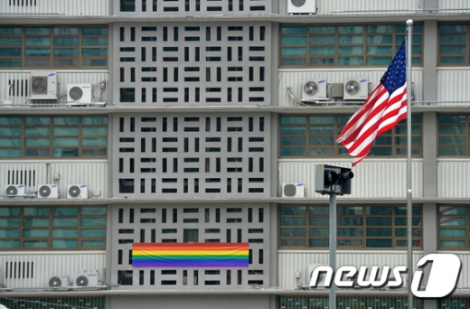 13일 서울 종로구 주한미국대사관에 성소수자(LGBTQ)를 상징하는 무지개 깃발이 내걸려 있다. 2017.7.13/뉴스1 © News1 구윤성 기자