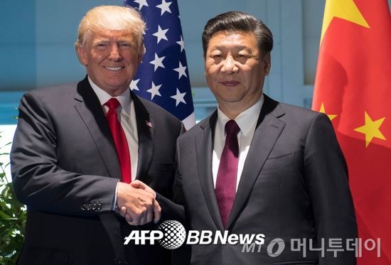 도널드 트럼프 미국 대통령(왼쪽)과 시진핑 중국 국가주석이 지난 8일 독일 함부르크에서 열린 G20(주요 20개국) 정상회의 중에 악수를 나누고 있다./AFPBBNews=뉴스1