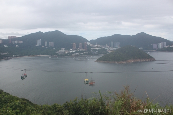 산과 바다를 가로지르는 오션파크 케이블카를 타면 도심의 이미지로 채색된 홍콩은 쉽게 잊히기 마련이다. /사진=김고금평 기자<br>
