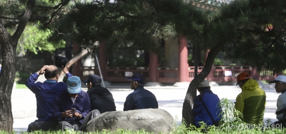 서울 탑골공원을 찾은 어르신들이 모여 앉아 있다. /사진제공=뉴스1<br>