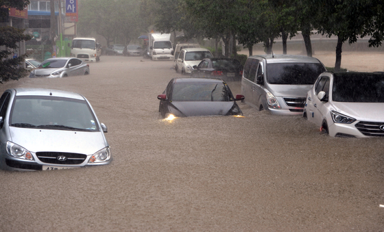  16일 오전 충북 청주지역에 시간당 80mm가 넘는 폭우가 쏟아지면서 흥덕구 복대 사거리 인근 도로가 빗물에 침수됐다. 이 비로 일부 차량이 침수되고 인근 도로가 통제됐다./사진=뉴스1