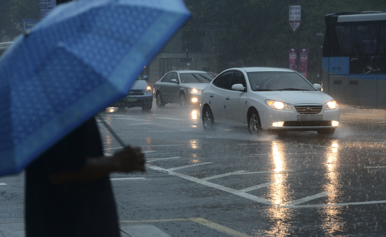  23일 오전 서울 종각역 인근에서 폭우가 내리자 시민들이 비를 피해 발걸음을 재촉하고 있다. /사진=뉴스1