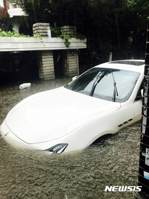 서울과 인천, 경기북부 일부 지역에 호우경보가 내려진 23일 오전 인천시 남구 주안동 일대가 폭우로 침수되어 있다.(사진=독자 제공)