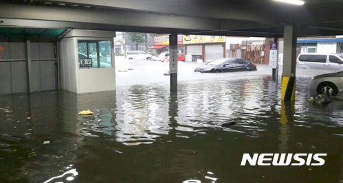 서울과 인천, 경기북부 일부 지역에 호우경보가 내려진 23일 오전 인천시 남구 주안동 일대가 폭우로 침수되어 있다.(독자 제공) /사진=뉴시스
