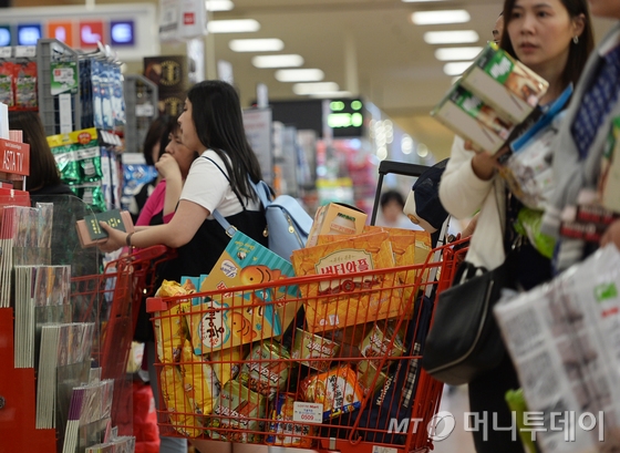 서울 중구 롯데마트에서 소비자들이 물건을 고르는 모습. 2017.5.26/사진=뉴스1