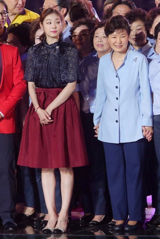 김연아와 박근혜 전 대통령이 2015년 광복절 행사에서 데면데면 서 있는 모습/사진=스타뉴스