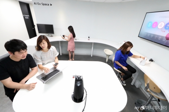 /25일 서울 서초구 우면동 KT AI 테크센터에서 KT 융합기술원과 제휴사 직원들이 인공지능 서비스를 테스트하고 있다. /이하 사진제공=KT