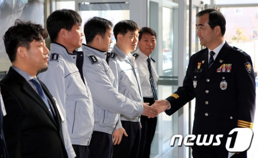 이주민 부산지방경찰청장 내정자(오른쪽) 2016.2.17/뉴스1 © News1 장은진 기자