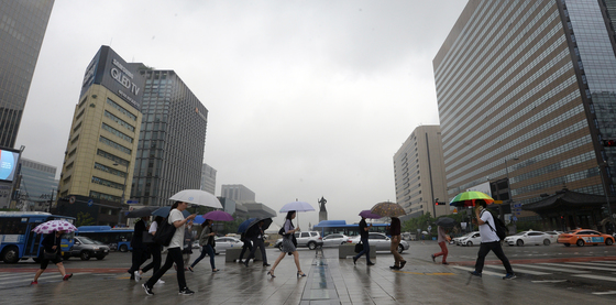 시민들이 비 오는 광화문 거리를 우산 쓰고 걷고 있다. /사진=뉴스1