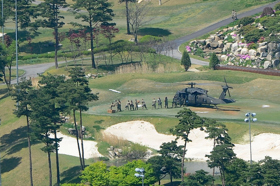 지난 5월 1일 오후 경북 성주군 사드(THAAD.고고도미사일방어체계)배치 부지에서 미군들이 헬기로 실어 온 물자를 나르고 있다./사진=뉴스1
