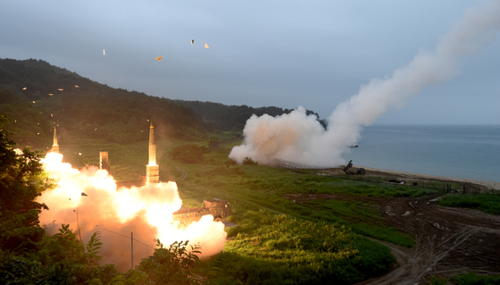  29일 오전 한미 연합군이 동해안에서 실시한 탄도미사일 사격훈련에서 사거리 300km의 현무-2를 발사하고 있다. 이날 훈련은 북한의 대륙간탄도미사일(ICBM)급 미사일 발사 도발에 대응하기위해 열렸다.  합동참모본부는 이날 "한국군의 현무-2와 미 8군의 에이태킴스(ATACMS) 지대지 탄도미사일을 발사, 표적에 정확히 명중시켰다"고 밝혔다.(합동참모본부 제공) 2017.7.29/뉴스1  