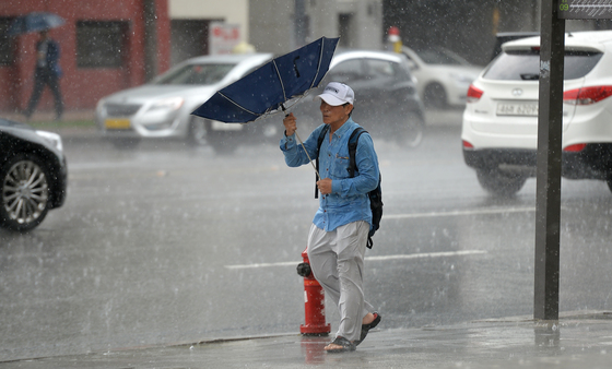 서울 중구 태평로에서 우산을 쓴 시민이 발걸음을 재촉하고 있다./사진=뉴스1