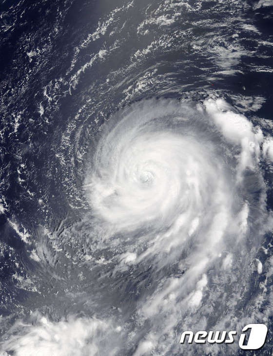 [사진]위성에서 바라본 태풍 노루