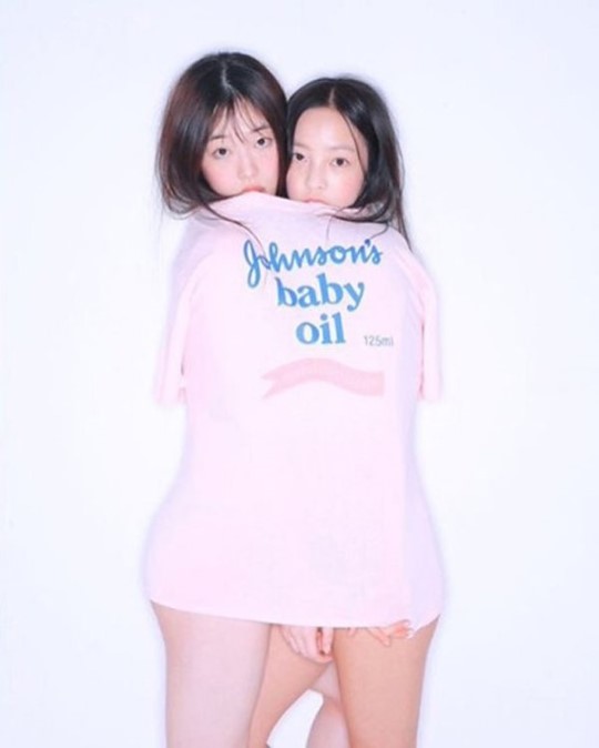 로타가 작업한 설리와 구하라의 우정사진. 유아들이 사용하는 로션 티셔츠를 입거나 순진한 표정을 짓고 있는 등의 이미지가 소아성애 판타지를 사용했다고 비판받았다. /사진=설리 인스타그램