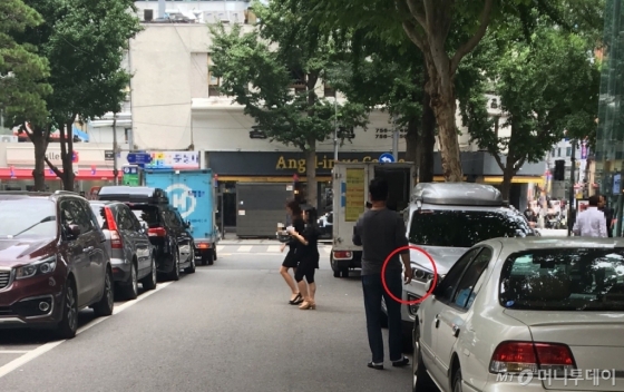 서울시청 인근 한 도로에서 흡연자가 전화 통화를 하며 담배를 피우고 있다./사진=남형도 기자