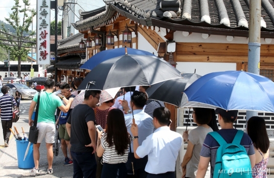 [사진]우산 쓰고 줄지은 삼계탕집 앞 풍경