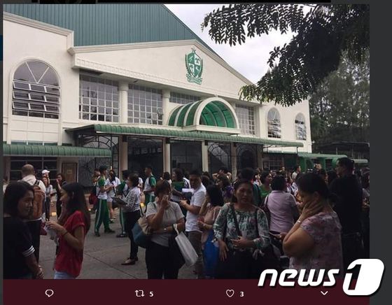지진이 발생한 직후 필리핀 바탕가스주의 데 라 살레 리파 학교 교직원과 학생들이 공터로 긴급 대피했다/사진=CNN필리핀 트위터,뉴스1
