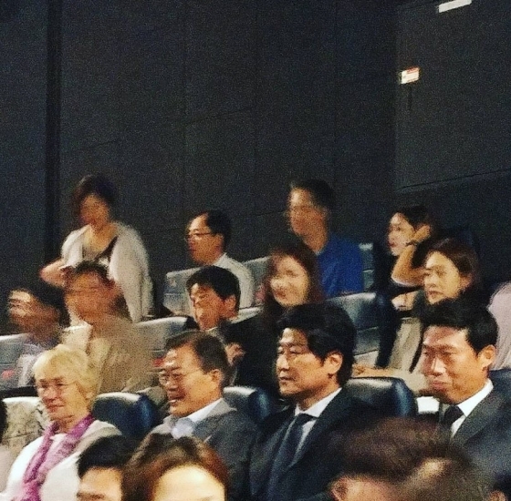 시민들과 함께 영화 '택시운전사'를 관람하는 문재인 대통령(왼쪽 두번째). 별세한 힌츠페터 기자의 부인 에델트라우트 브람슈테드(왼쪽 첫번째)와 배우 송강호, 유해진 /사진=인스타그램