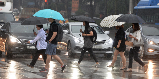 서울 광화문 네거리에서 우산을 쓴 시민들이 출근길을 재촉하고 있다. /사진=뉴스1