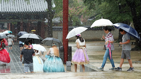 시민들이 우산으로 비를 피하고 있다. /사진=뉴스1