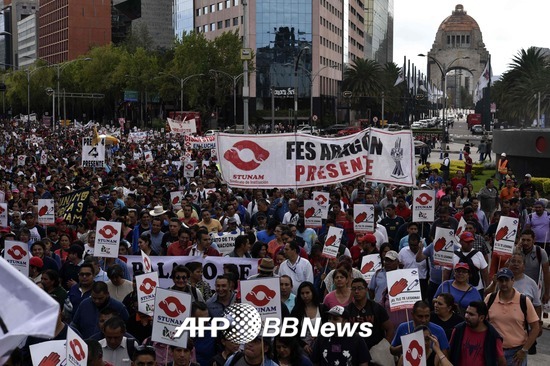 미국, 캐나다, 멕시코가 북미자유무역협정(나프타·NAFTA) 재협상 1라운드에 돌입한 16일(현지시간) 멕시코 수도 멕시코시티에서 나프타 반대 시위가 열리고 있다./AFPBBNews=뉴스1