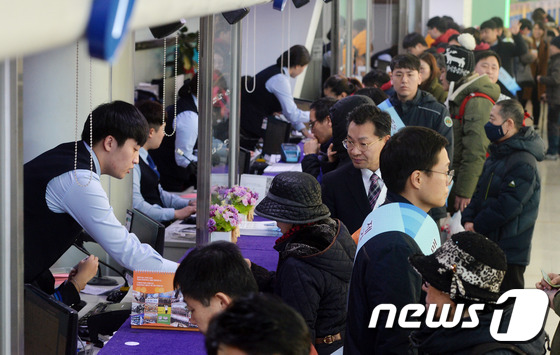 설 연휴 기차표 예매 첫날이었던 지난 1월10일 오전 서울역 매표소에서 시민들이 열차권을 구입하고 있다.  2017.1.10/뉴스1 © News1 구윤성 기자