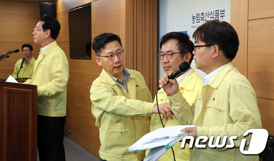 김영록 장관이 살충제 계란 전수검사 결과를 발표하는 가운데 김현수 차관과 관계자들이 대화를 나누고 있다. © News1 장수영 기자