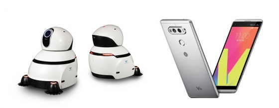 'IDEA 2017'에서 은상을 수상한 LG전자 공항 청소로봇(왼쪽)과 스마트폰 V20의 GUI. /사진제공=LG전자