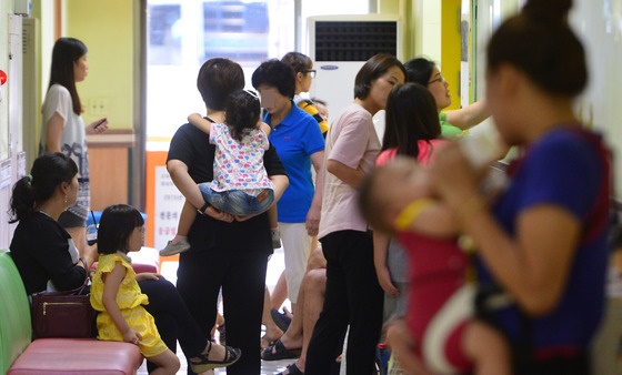 지난해 6월 서울 용산구 소화아동병원을 찾은 수족구병 의심 환자들이 보호자들과 함께 진료 순서를 기다리고 있다. /사진=뉴스1